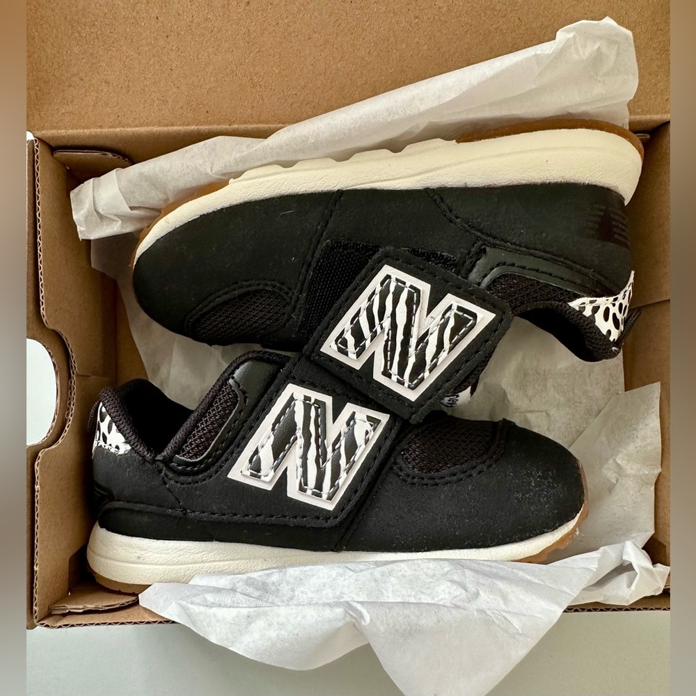 New Balance 574 Kids Black and White Sneakers NWT
